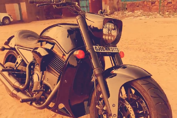 Royal Enfield Thunderbird 350 Modified into Indian Scout 