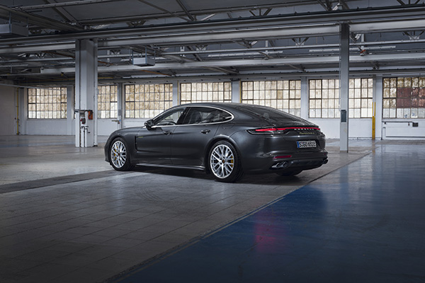 New Porsche Panamera Turbo S E-Hybrid Revealed