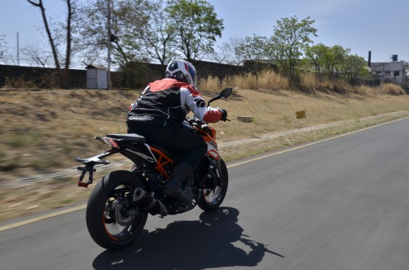 The 250cc single cylinder engine puts out a healthy 30Nm and 24Nm.