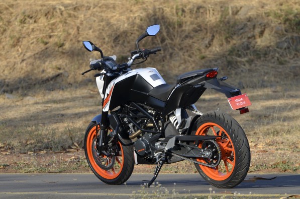 At 136kg, the Duke 200 is quite a light bike. 