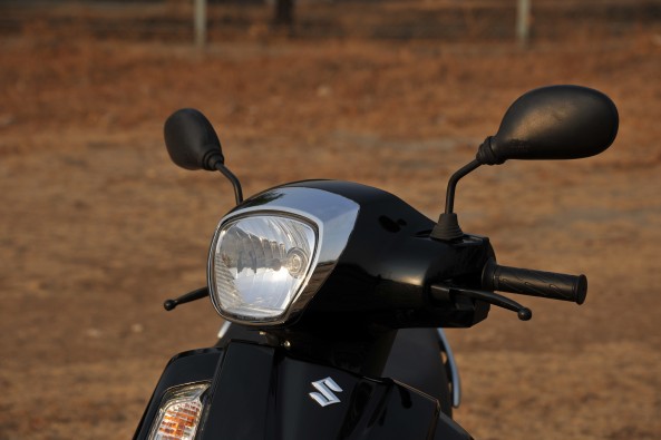 Chrome bezel for headlamps gives the scooter a premium look.