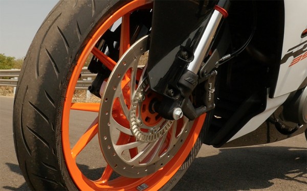 Fromt brakes use a 320mm, four-piston caliper setup