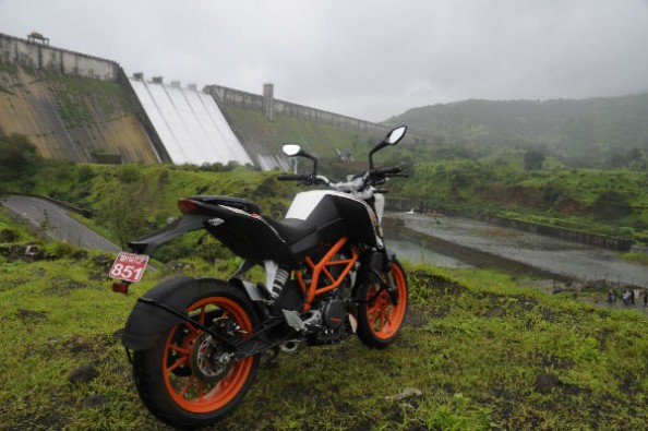 The exposed orange trellis fram adds to the bike's raw styling.