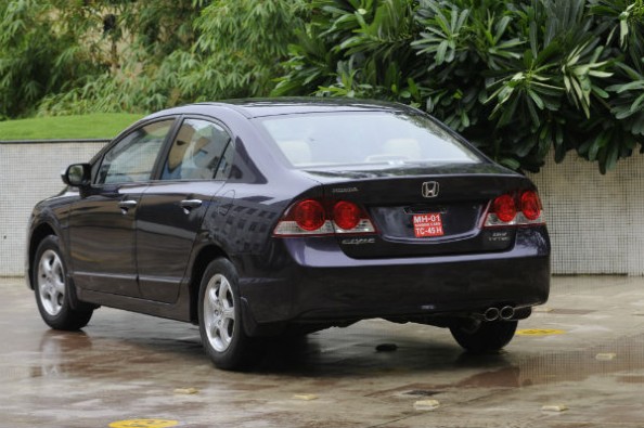 The double-barrel tail-lamp design is inspored from jet fighters. 