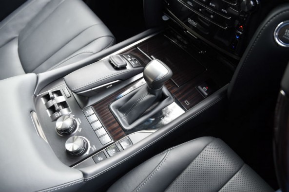 Lexus LX450d centre-console