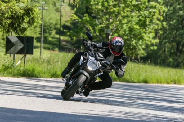 MV Agusta Brutale 800 2017 cornering