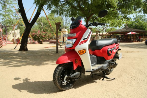 Honda Cliq front three-quarter