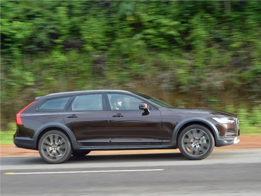 Volvo V90 Cross Country side