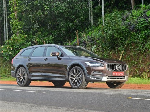 Volvo V90 Cross Country front three-quarter