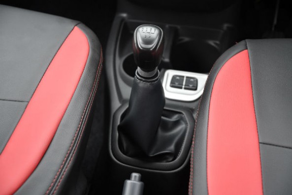 Gear lever has short throws. 