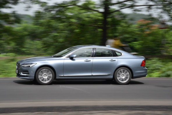 0-100kph takes 8.5sec in the S90