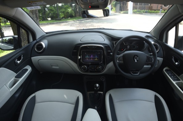 Huge 7.0-inch touchscreen multimedia system.