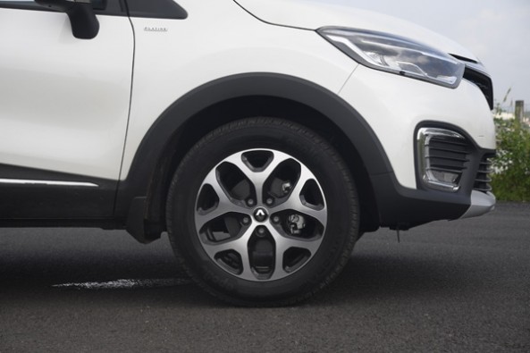 ‘Crystal cut’ 17-inch wheels.