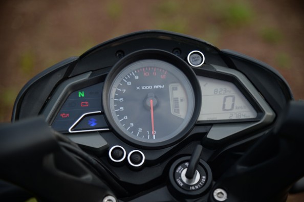 Traditional analogue tacho looks neat.