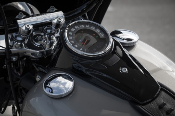 Simple tank-mounted speedo.