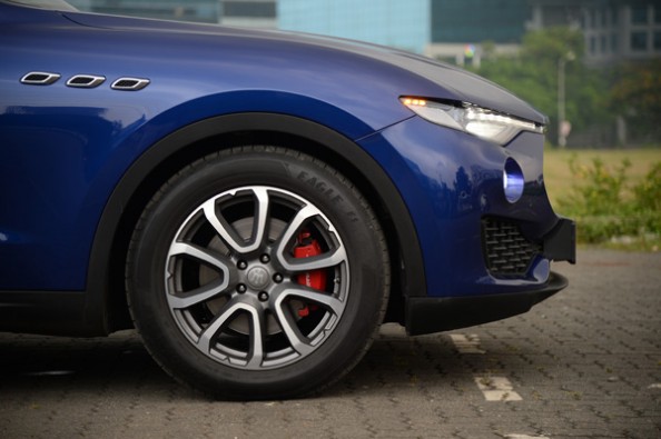 Neat looking alloy wheel design.