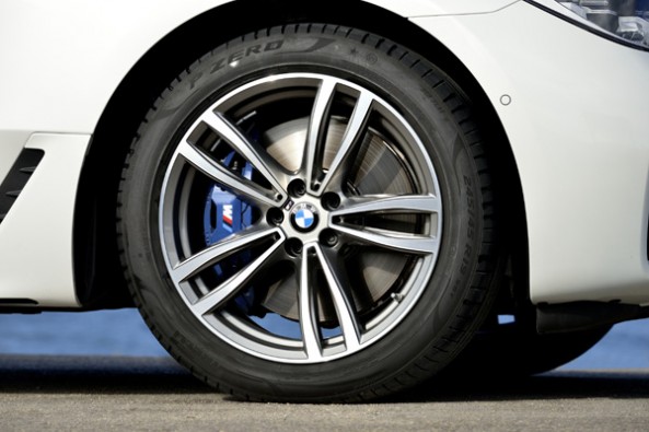 Sporty 5-spoke alloys.