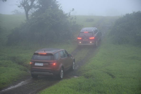 Land Rover Discovery vs Audi Q7 rear.