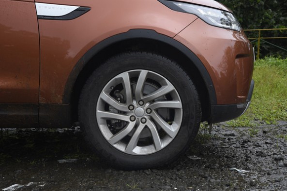 Neat looking alloy wheel design.