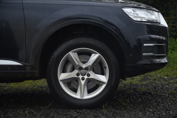 Q7 alloy wheel design.