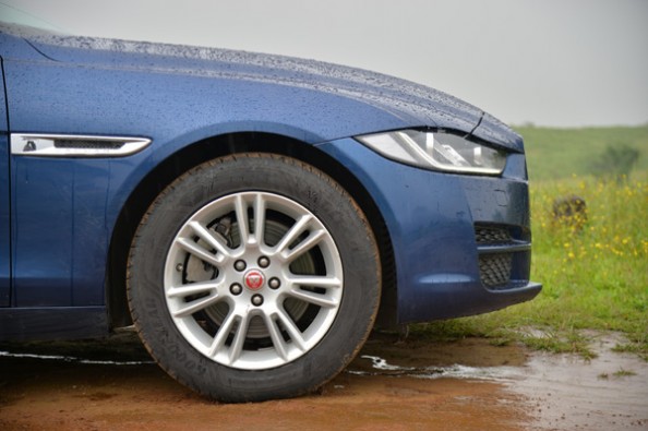 BMW 330i vs Jaguar XE 25t front.