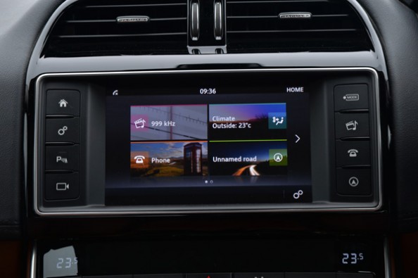 BMW 330i vs Jaguar XE 25t in action