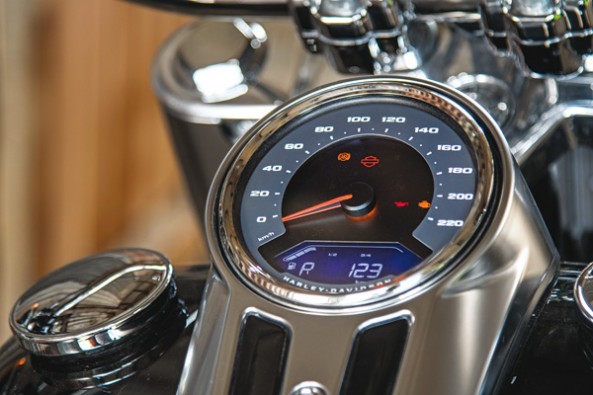 Digi-Analogue instrument cluster on the tank.