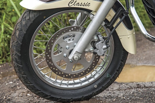 Classic branding on the front mudguard.