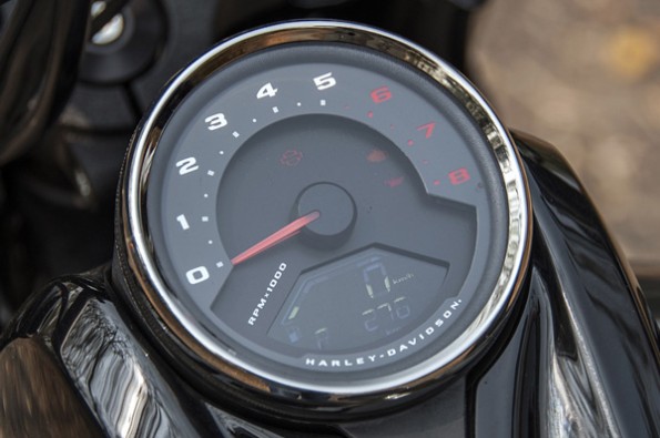 Simple tank-mounted speedo.