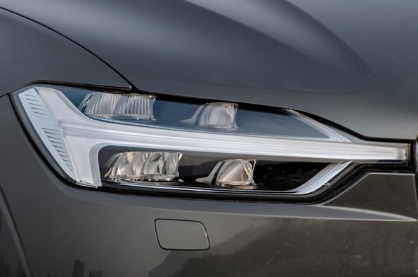 Hammer shaped LED DRLs on the headlight.