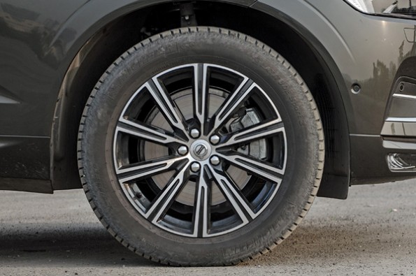 The XC60 drives in a relaxed manner.