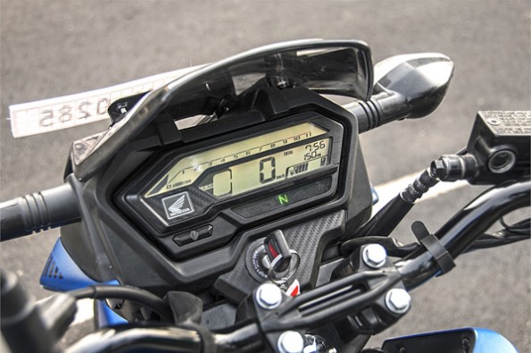This cluster features a gear position indicator.
