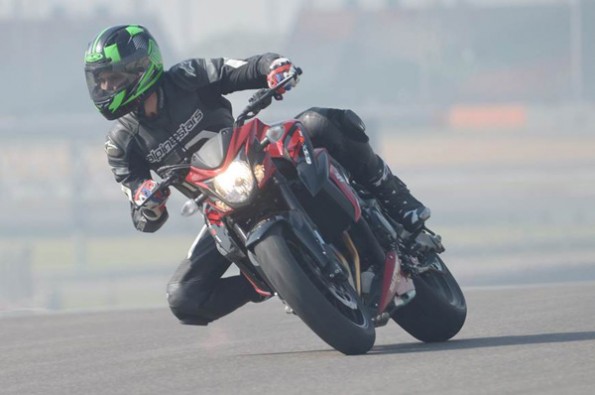 The 215kg weight can be felt while cornering.