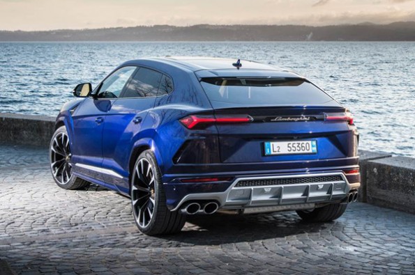 Large rear diffuser on the Urus.