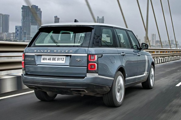 The Range Rover can be identified thanks to its vertical tailights.