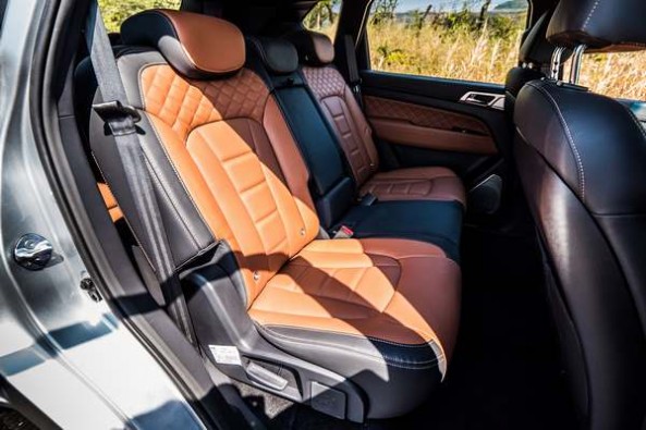 Mahindra Alturas G4 4