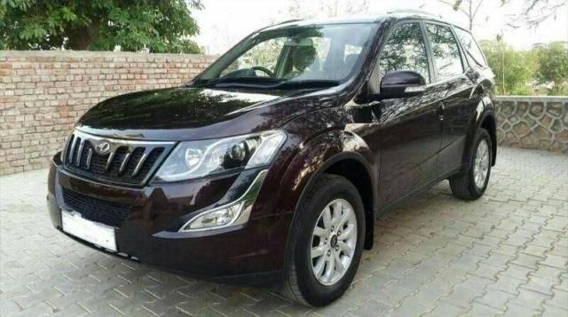 Mahindra XUV500 W10 2015