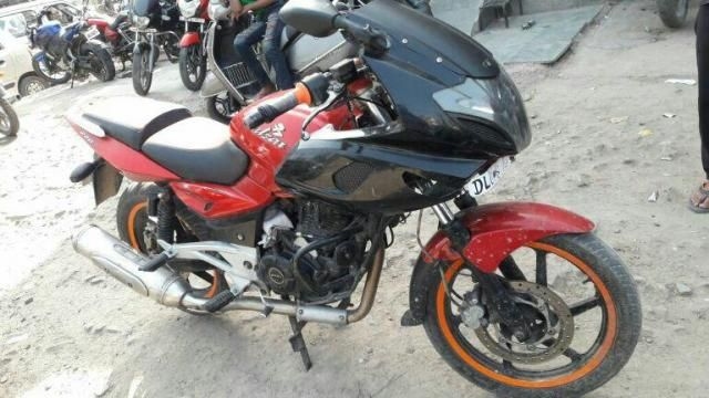 Bajaj Pulsar 220cc 2011