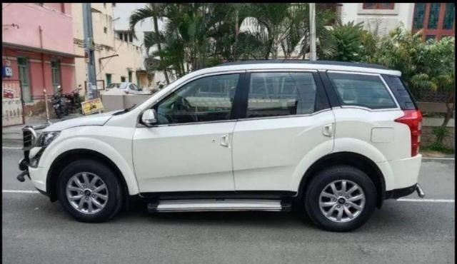 Mahindra XUV500 W10 2016