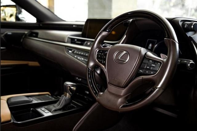 Lexus ES 300h Luxury 2022