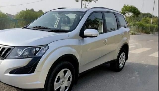 Mahindra XUV500 W10 2017