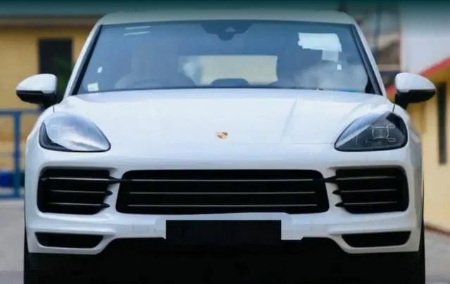 Porsche Cayenne Base 2021