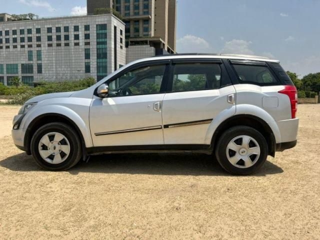 Mahindra XUV500 W6 AT 2016