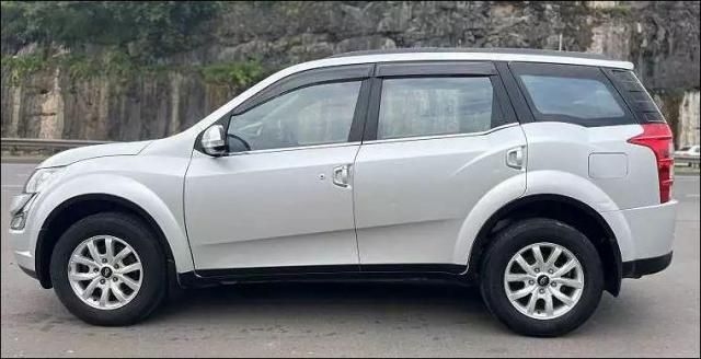 Mahindra XUV500 W10 2015