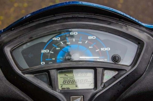 The instrument cluster is an analog-digital unit