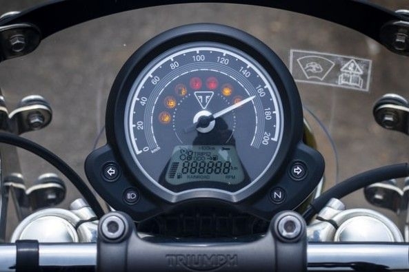 The single pod instrument cluster does the job well, shows a lot of information