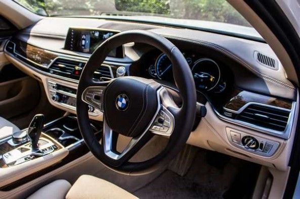 The dashboard of the 7-Series is rich in quality and aesthetically pleasing