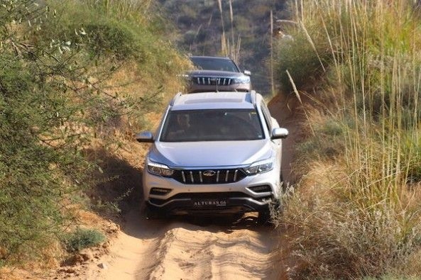 Mahindra Alturas G4 Front Profile Off-Roading