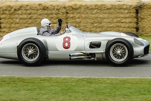 800px-Mercedes-Benz_W196_Stirling_Moss_at_Goodwood_2014