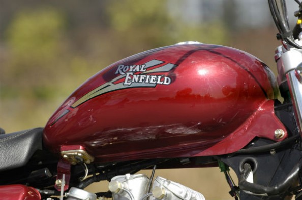 royal enfield thunderbird 500 fuel tank capacity